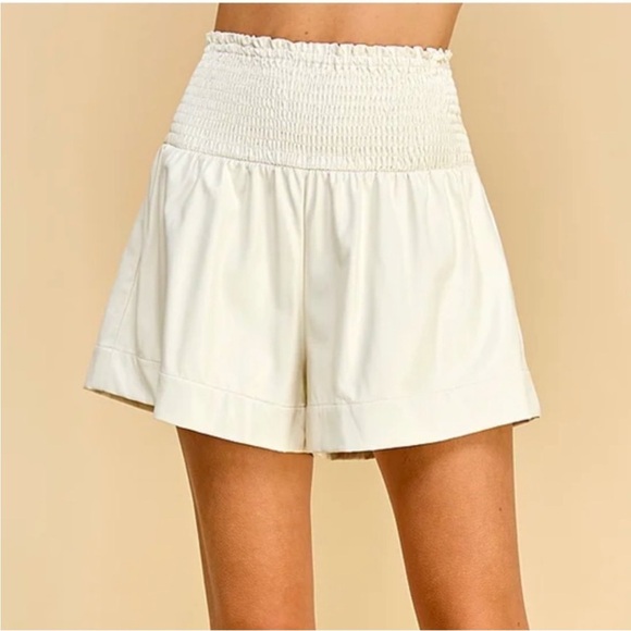 TCEC | Palmer Cream White Wide Smocked Waist Faux Leather Flare Shorts Small - Picture 1 of 12